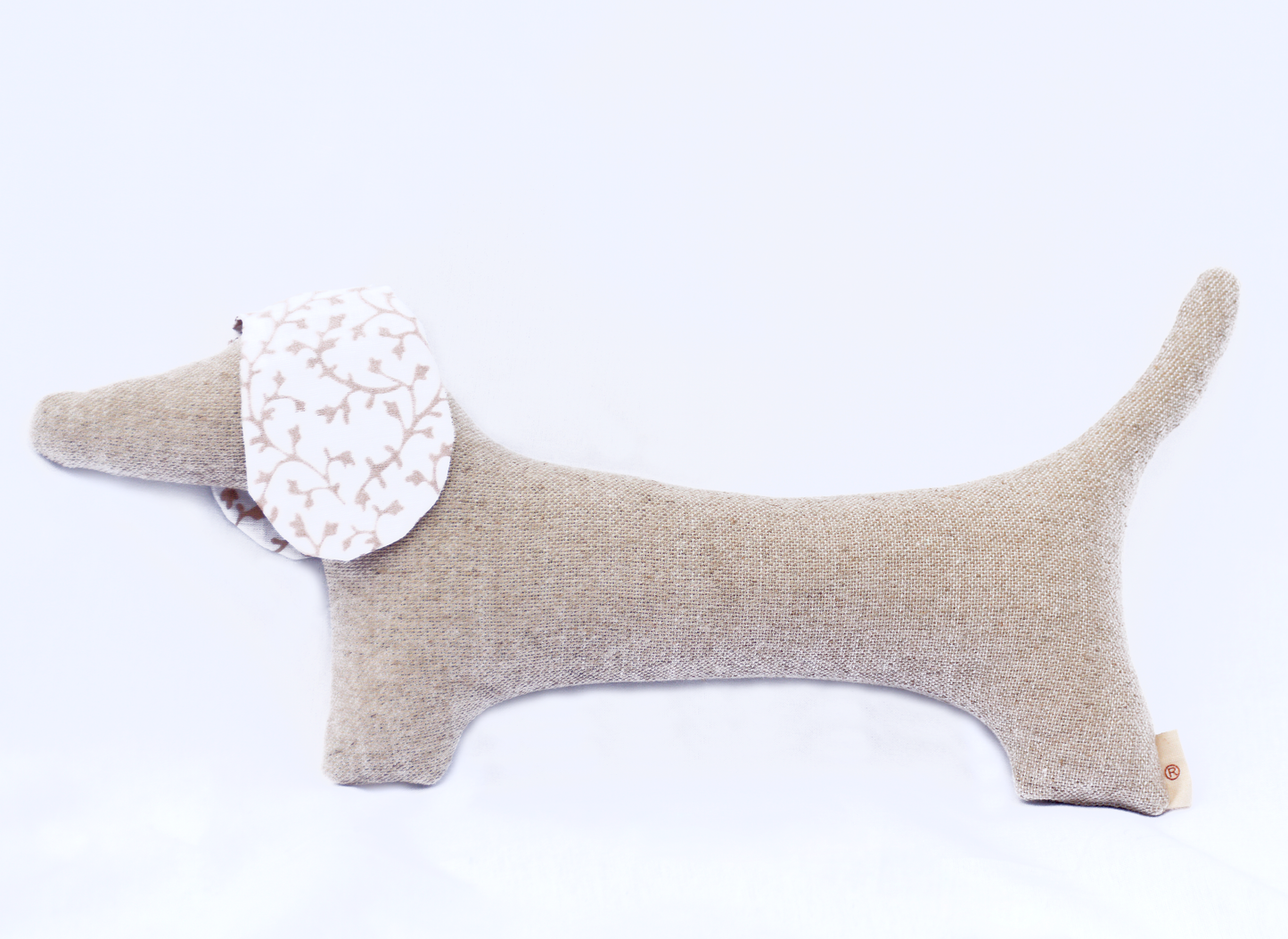 CHIEN TECKEL, À LA FOIS JOUET ET OBJET DÉCORATIF