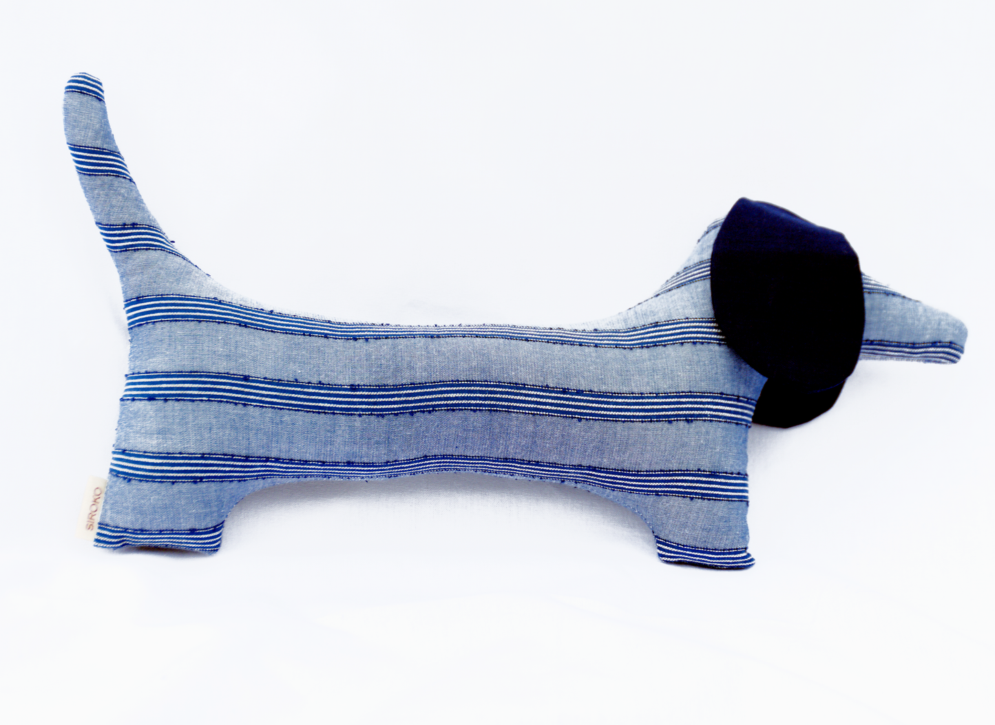 CHIEN TECKEL, À LA FOIS JOUET ET OBJET DÉCORATIF
