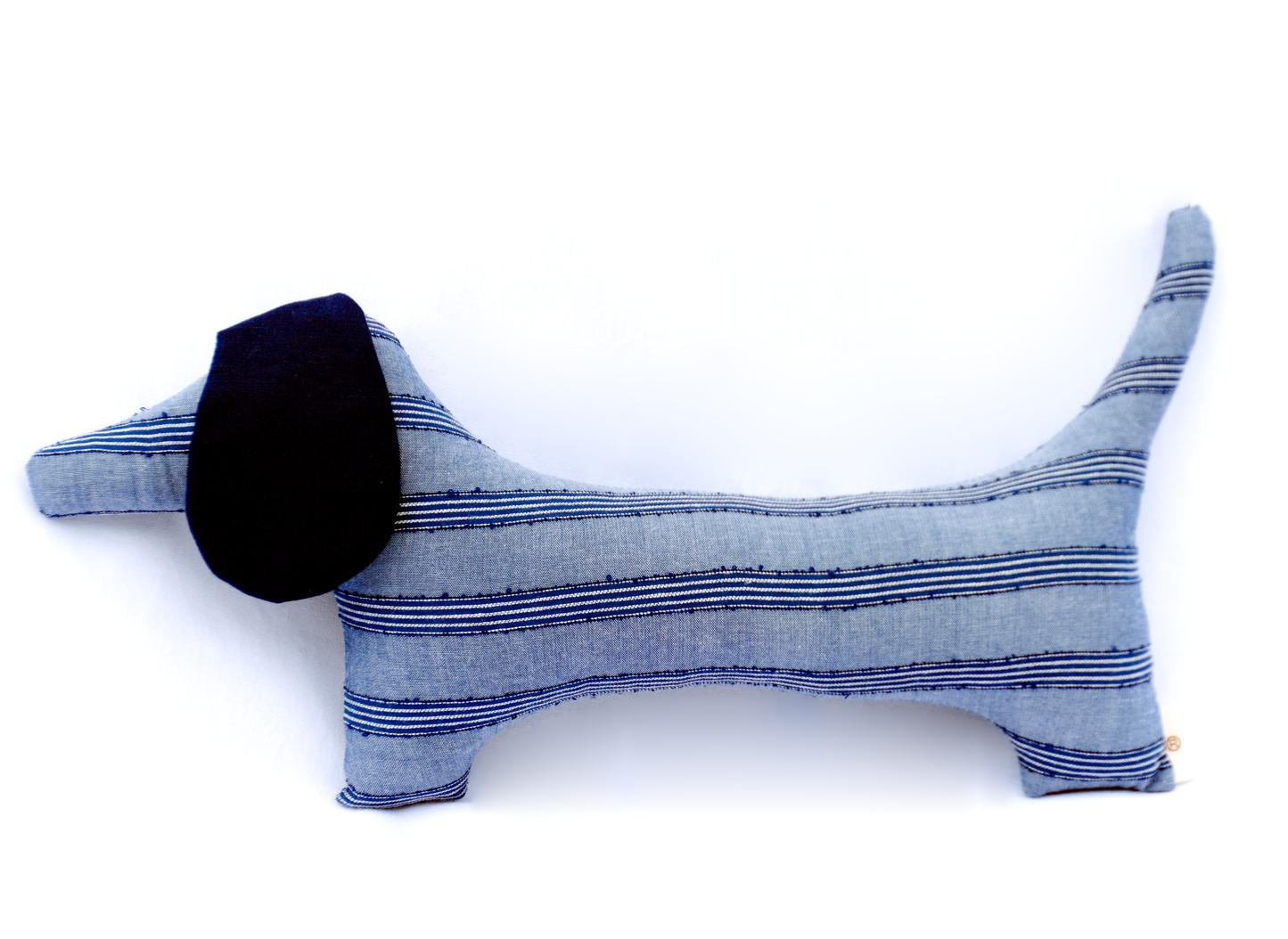 CHIEN TECKEL, À LA FOIS JOUET ET OBJET DÉCORATIF